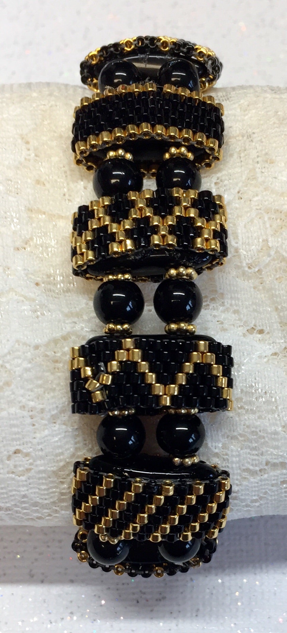 Black beaded beads bracelet