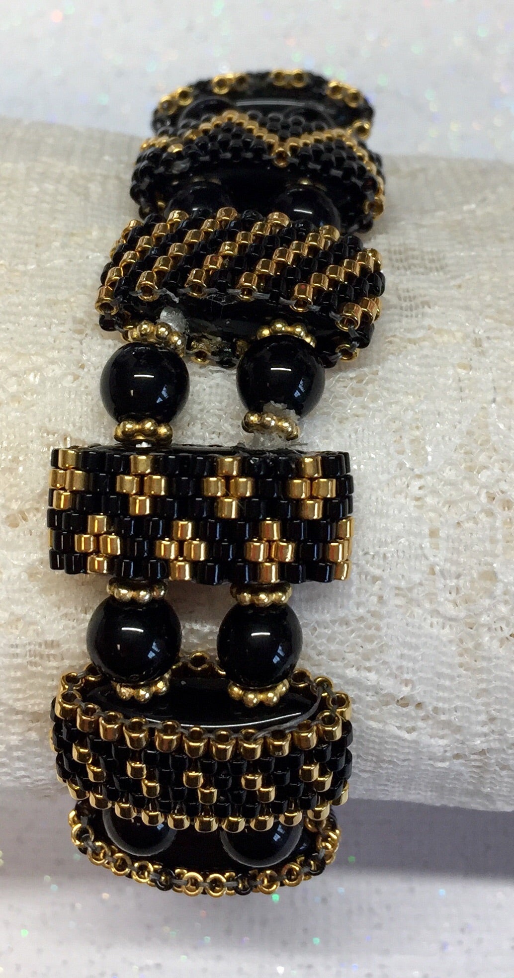 Black beaded beads bracelet