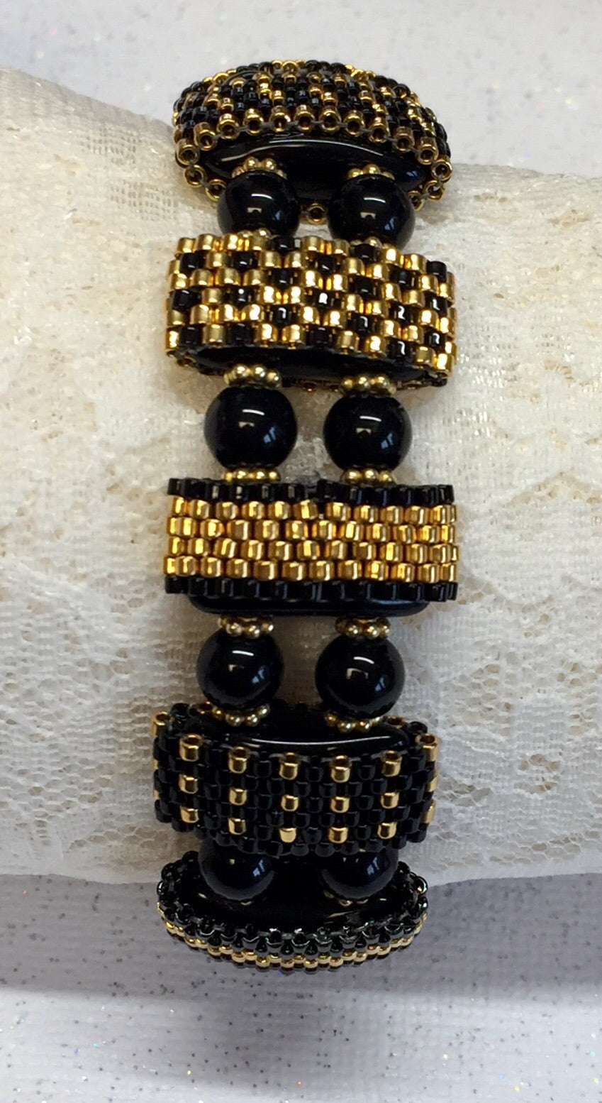 Black beaded beads bracelet